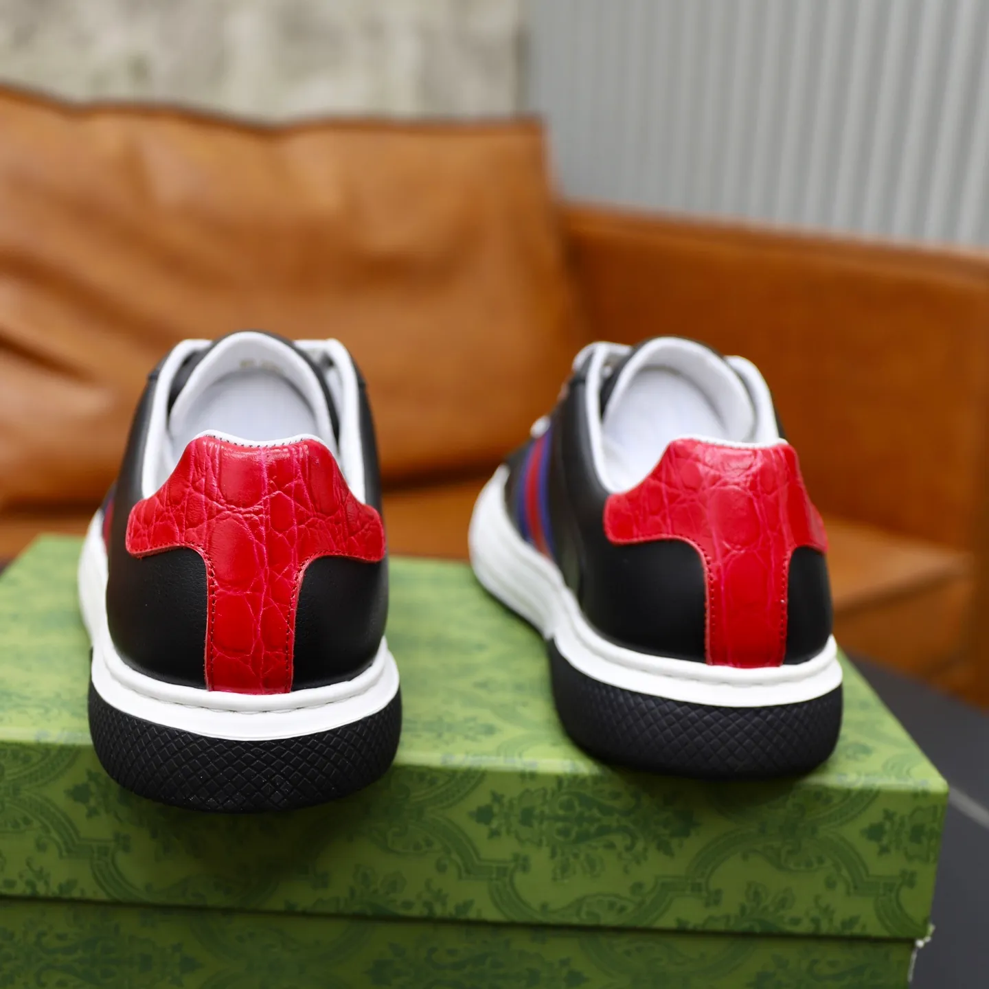 Ex-factory price: 500💰🙅‍♂️🙅‍♂️🙅‍♂️ Brand: Gucci GuCCI Standard code: 38-44 (45 customized) Grade: Same as the official website Material: Original leather splicing Comfortable and breathable pigskin lining Lightweight and wear-resistant sports outsole Style category: Men's fashionable casual shoes Running sneakers Distinguished luxury brand elements Top luxury Color: actual picture color
